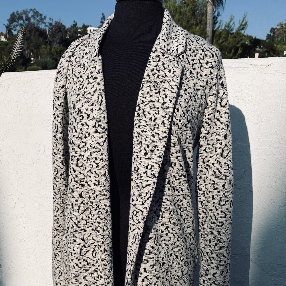ELODIE Women's NWT Soft Coat/Sweater "L" pockets ivory & black  Casual coat